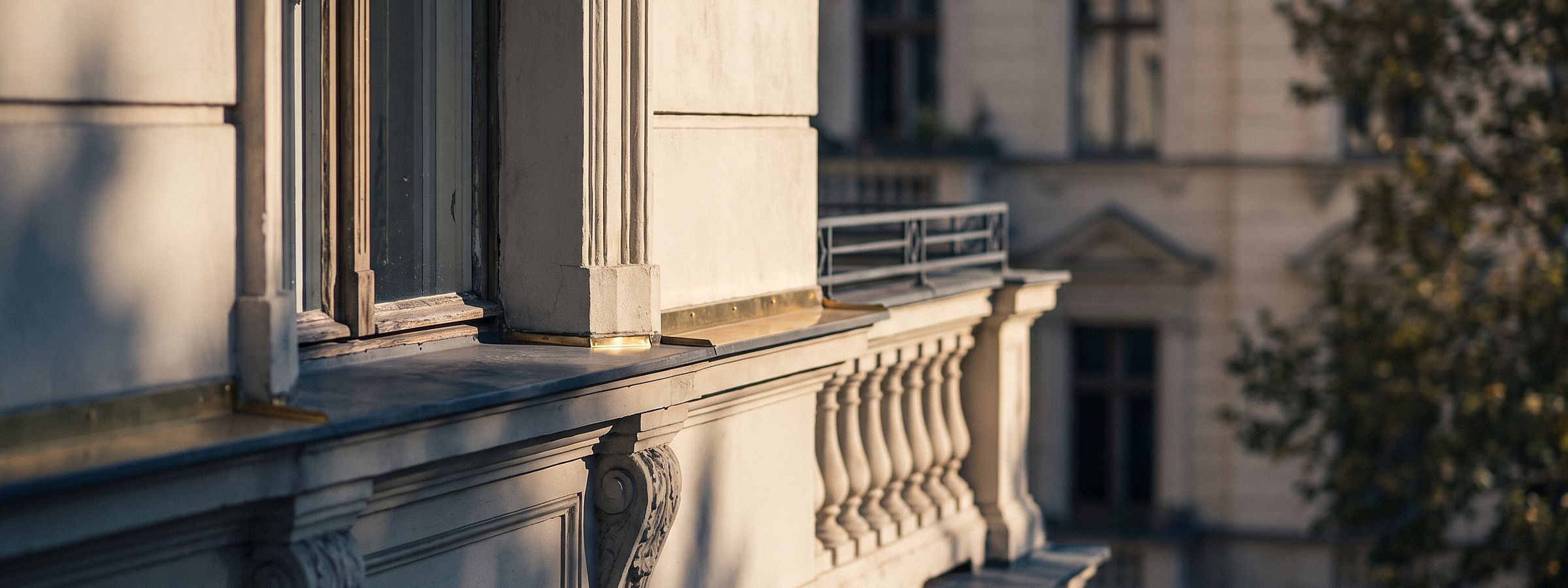 Altbaufassade in Berlin im Nachmittagslicht